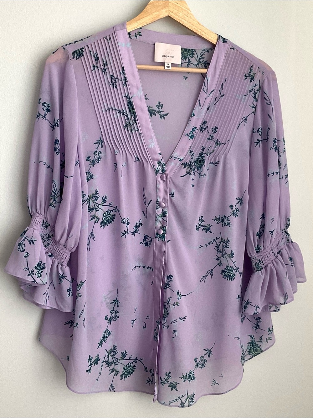 Cinq a Sept Jennings Medium Lilac Floral Pintuck Button Front V-Neck Blouse EUC - Picture 4 of 13